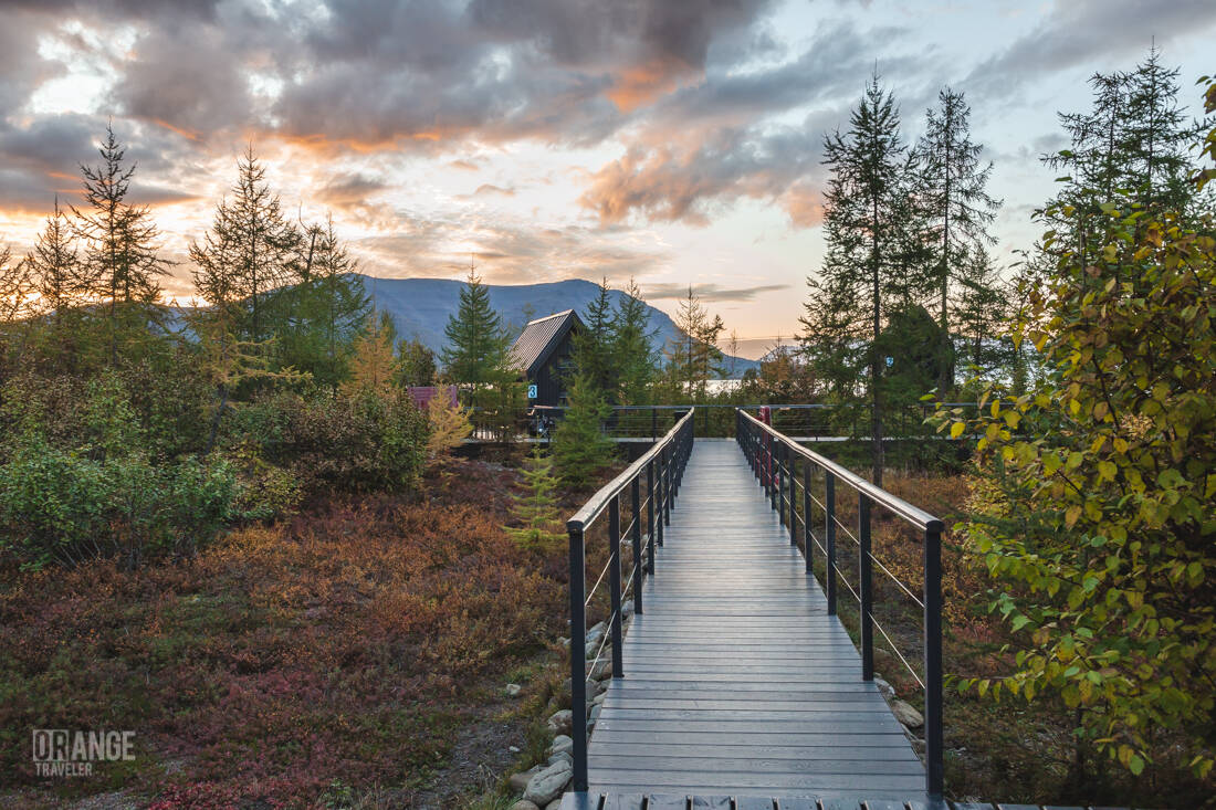 Path to a barnhouse at Neralah Park Hotel on Lake Lama