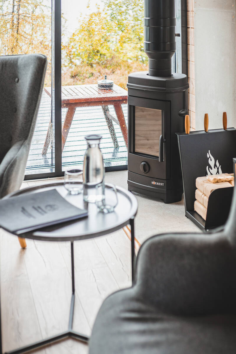 Fireplace area in a barnhouse at Neralah Park Hotel