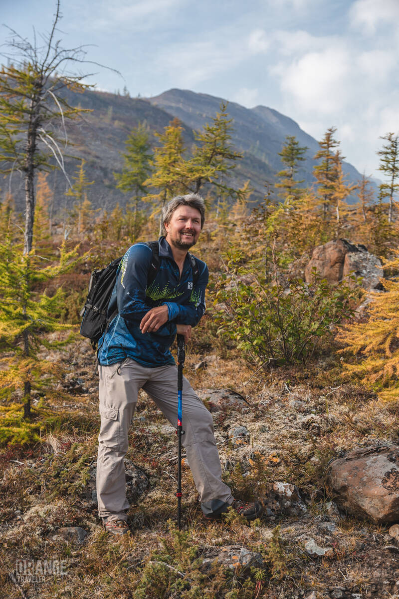 A guide on the trail to Mount Festivalnaya