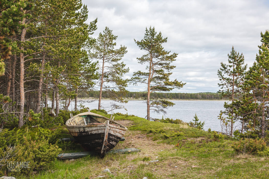 Лодка на берегу Белого моря